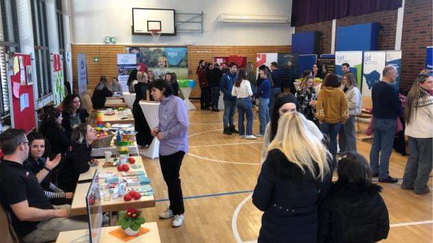 Einrichtungsträger in der Turnhalle, Foto M. Kirsch