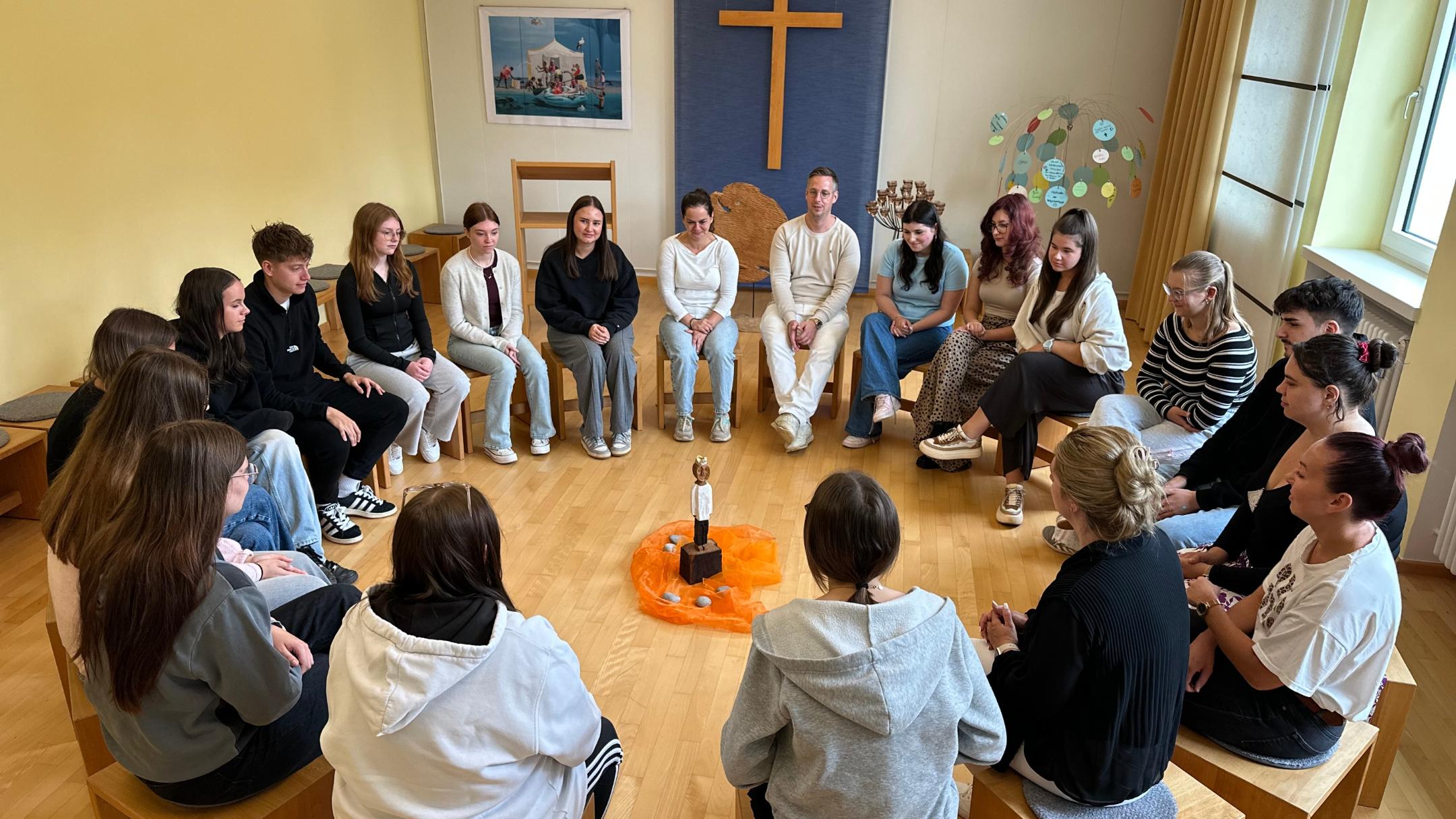 Königsfigur mit Klasse 11.1 im Meditationsraum